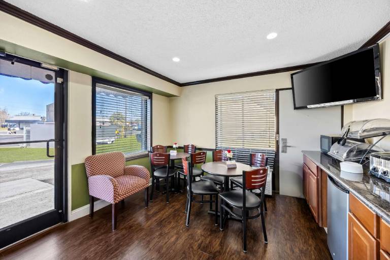 Americas Best Value Inn Ft. Jackson — photo 2