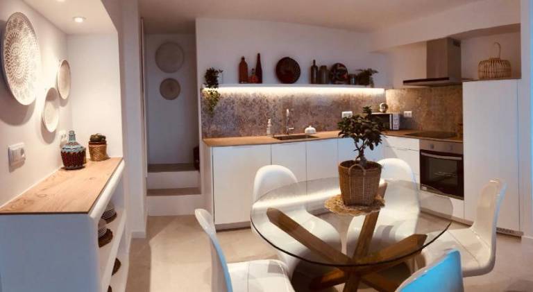 Apartment with pool — photo 4
