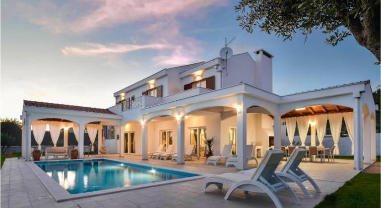 House with pool in Brela