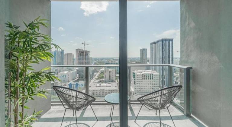 Rental apartment with patio & pool | Next to Bayside Marketplace | Pet-friendly — photo 5
