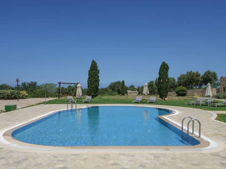 House with yard, barbeque & private pool — photo 2