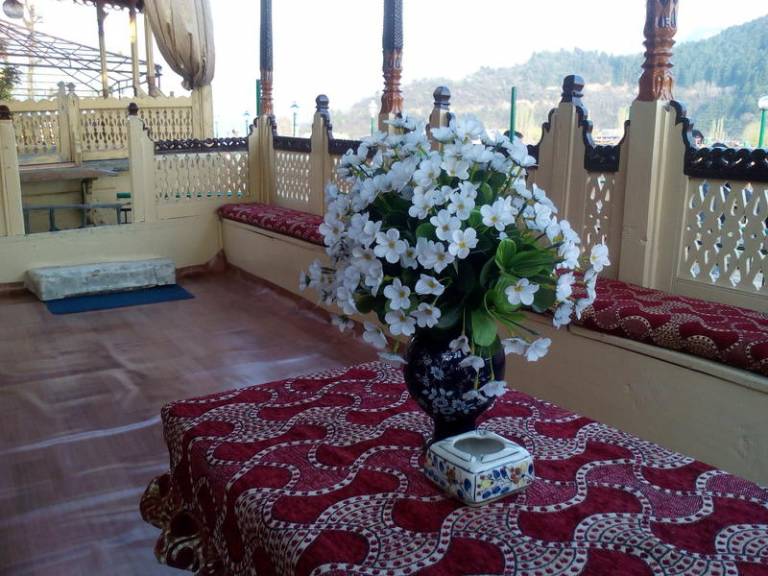 Young Holly Wood Houseboat — photo 3
