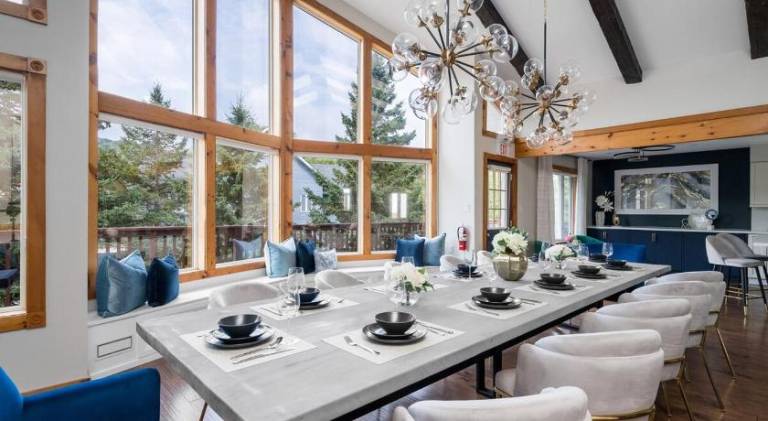 Chalet with jacuzzi in The Blue Mountains, ON