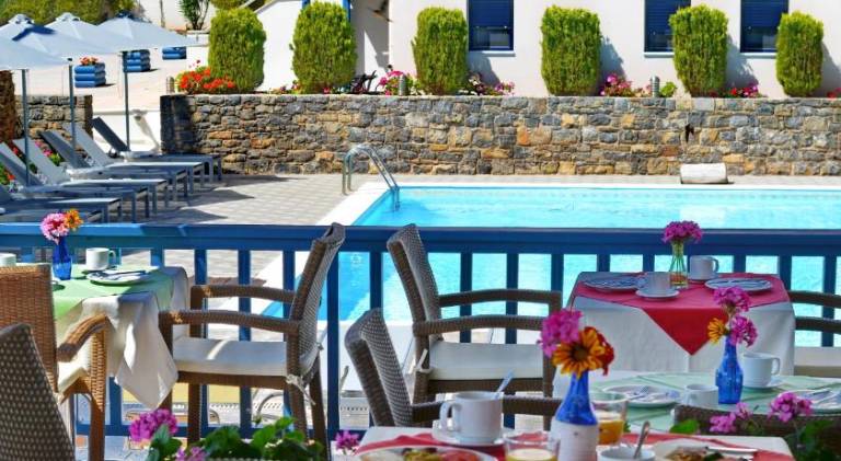 Serviced apartment with yard, terrace & pool — photo 4