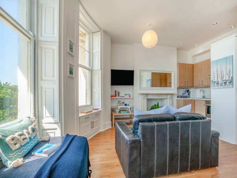 Family-oriented beautiful cottage | Next to Brighton Palace Pier | Water view | Close to the beach | Pets are welcome — photo 4