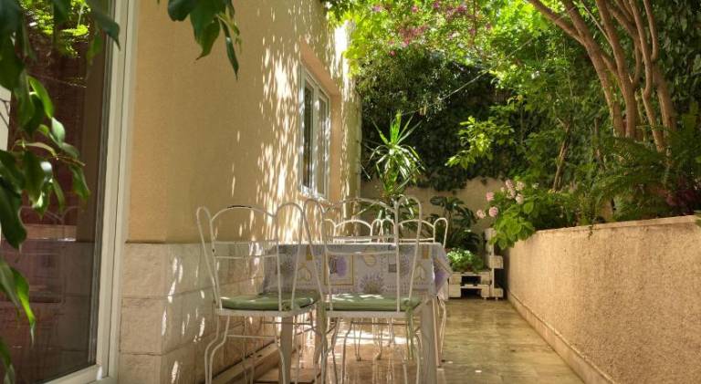 Apartment with yard & terrace — photo 5