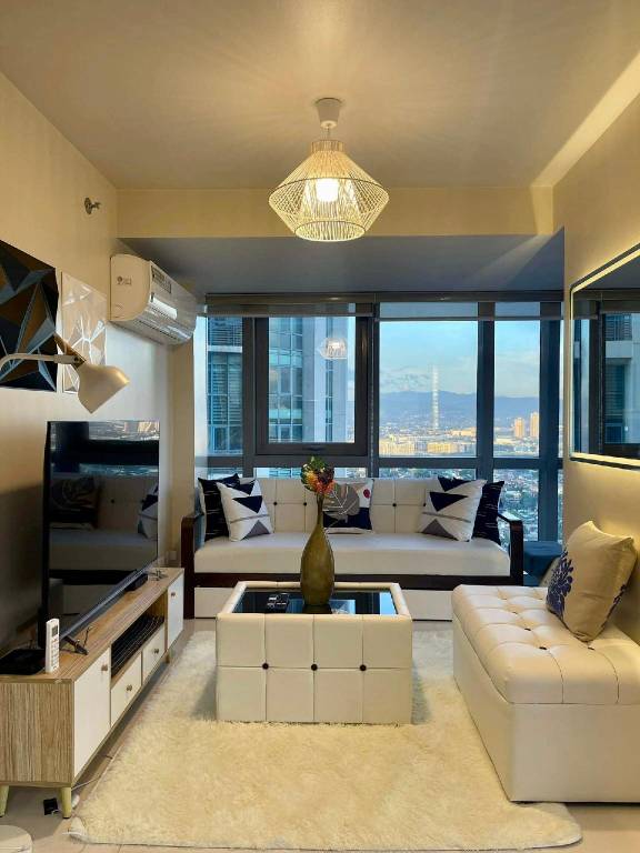 Classy 2.5BR with Pool and City Skyline View! — photo 2