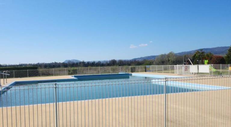 Vacation home with pool in Bourg-les-Valence
