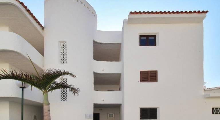 Apartment with private pool, terrace & yard — photo 4