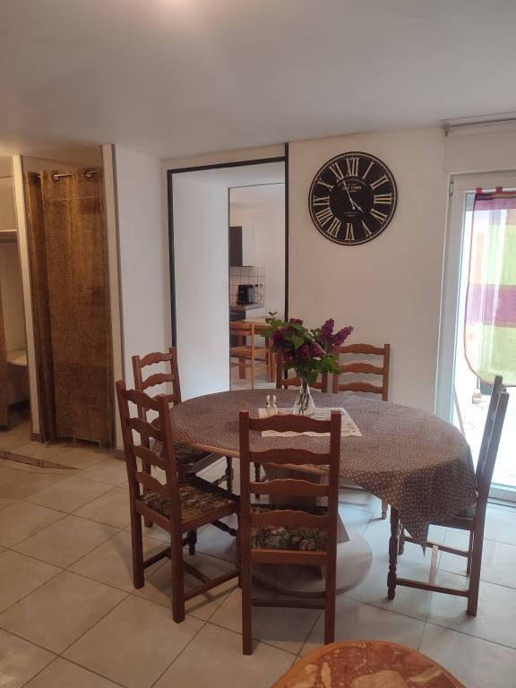 Rental apartment with BBQ & patio — photo 3