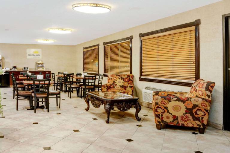 Days Inn & Suites by Wyndham Albuquerque West — photo 4