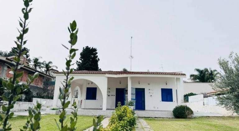 Vacation home with terrace, barbecue & yard in Avola
