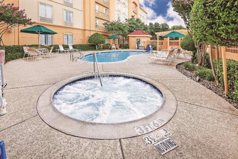 La Quinta Inn & Suites by Wyndham Dallas Arlington South — photo 4