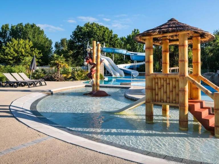 Mobile home with barbeque, heated pool & patio — photo 3