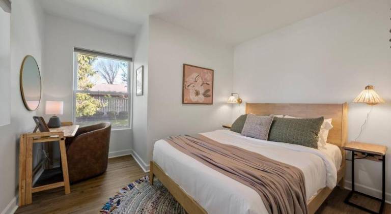 Stunning 2 BR - Parking and Walk to Park — photo 2