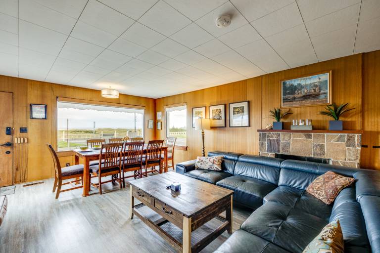 Beachfront Cottage on Seaside Promenade w/ Hot Tub — photo 3