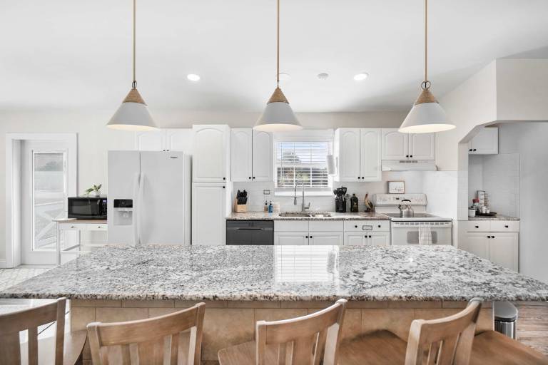 Family-oriented charming vacation home with grill & private pool | Close to the beach | Suitable for remote work | Pets are welcome — photo 5