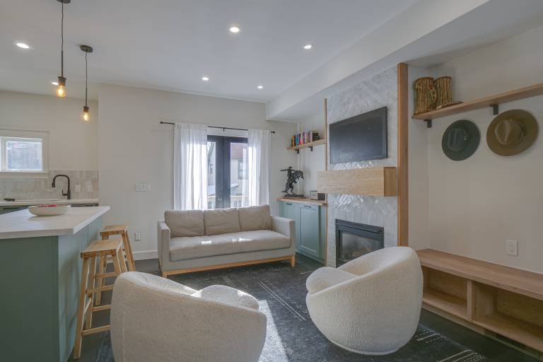 Chic Crested Butte Townhome 1/2 Mi to Skiing! — photo 5