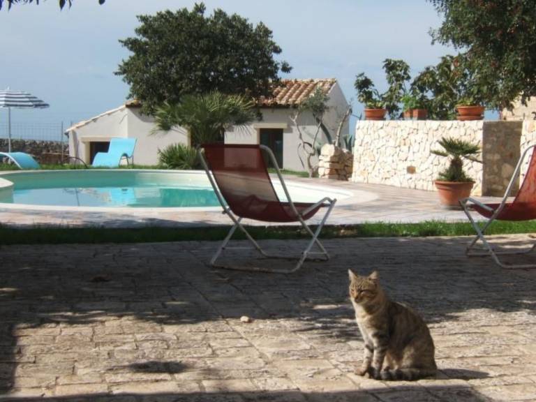 Vacation home with garden, private pool & barbecue — photo 3