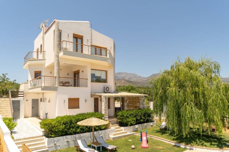 Villa with terrace, yard & private pool — photo 2