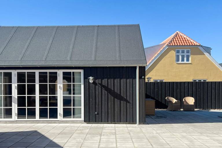 House with yard & terrace — photo 4