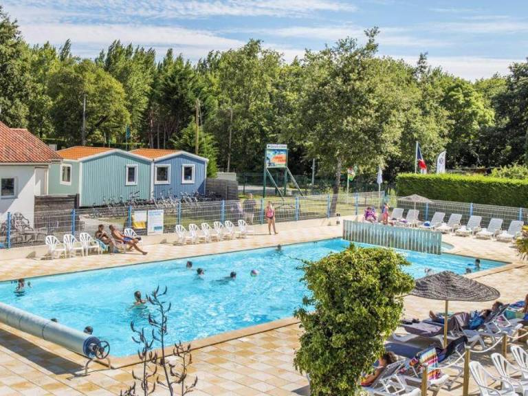 Children-friendly pleasant mobile home with terrace & heated pool | Pets allowed — photo 3
