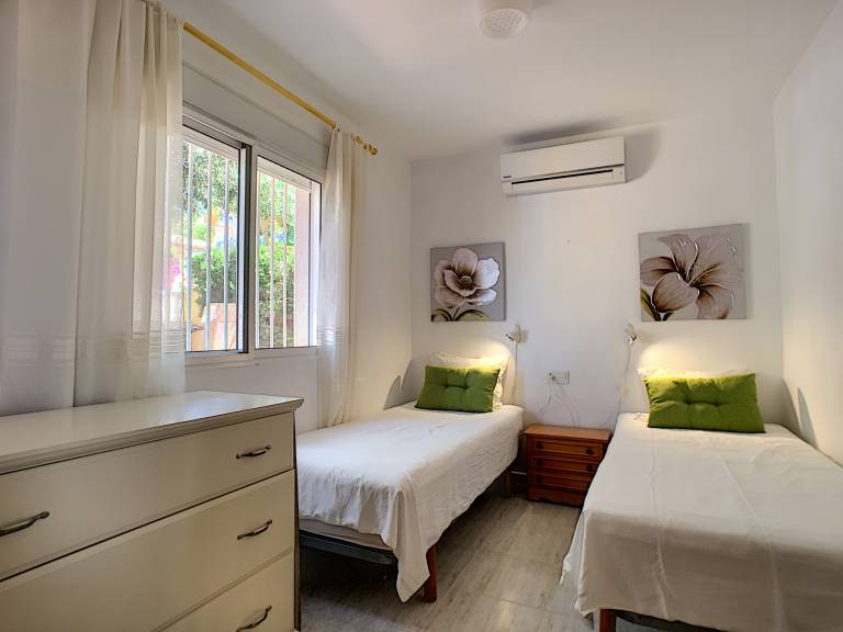 Fully equipped beautiful villa with garden, private pool & patio | Close to the beach | Pets allowed — photo 5