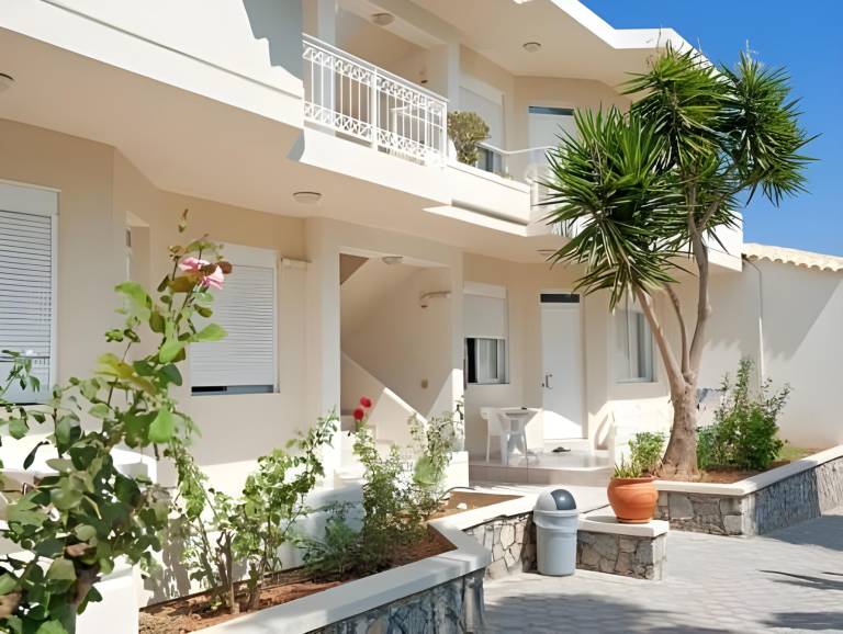 Serviced apartment with garden, pool & terrace in Chania