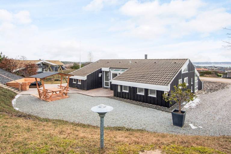 Fully equipped house with yard, BBQ & pool | Dogs allowed — photo 2