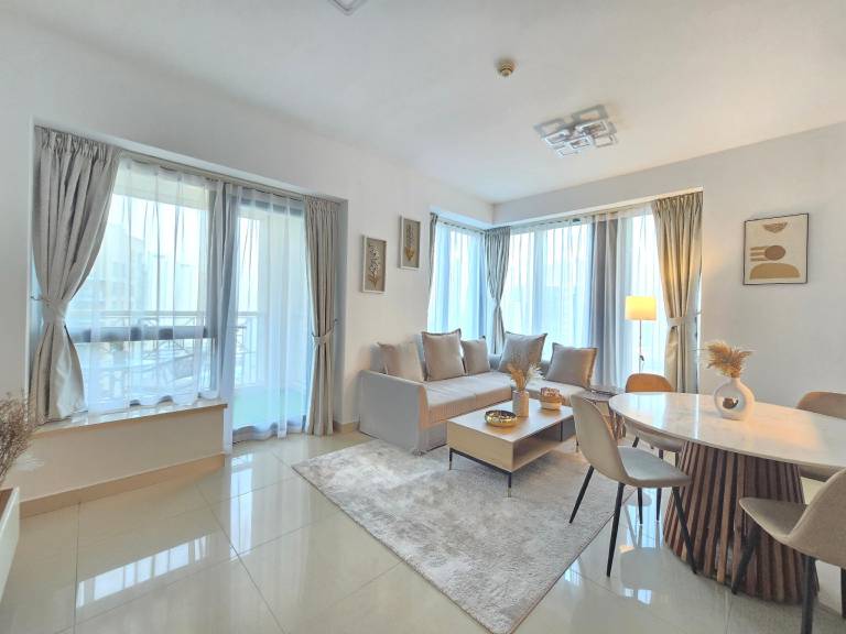 Fully equipped holiday apartment with pool, garden & barbeque | Near Burj Khalifa | Perfect for remote work | Pets allowed in Dubai