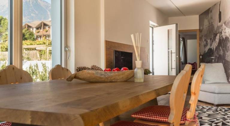 Chalet with hot tub & pool | Pet-friendly — photo 5