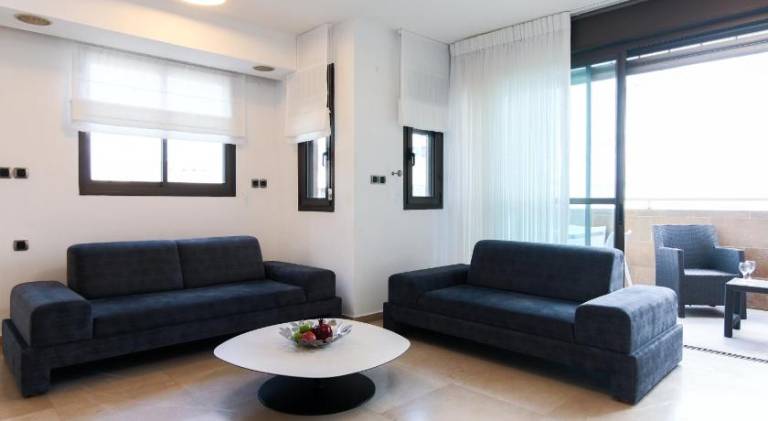 Upscale Family Home with Balcony, Parking next to Beach by FeelHome — photo 3