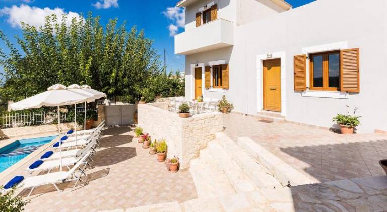 Villa with barbecue, patio & private pool — photo 4