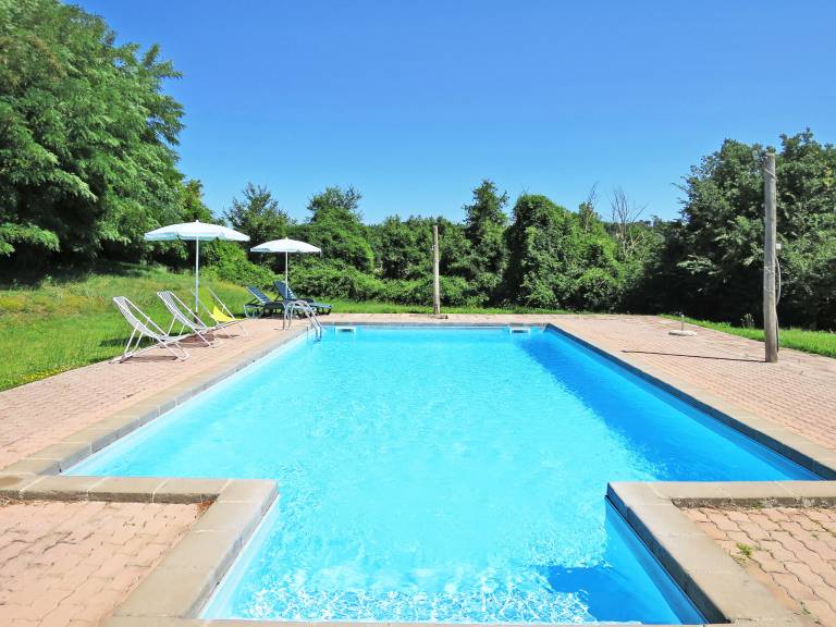 Vacation home with patio, BBQ & yard | Nature view — photo 3