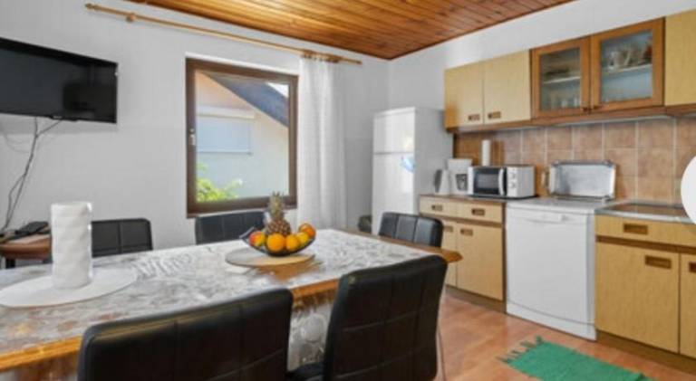 Rental apartment with yard, barbecue & patio — photo 3