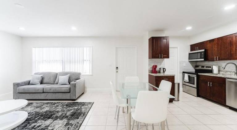 Apartment with pool — photo 3