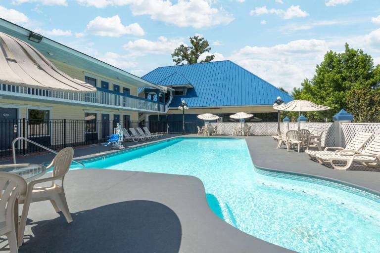 Days Inn by Wyndham Savannah Airport — photo 2