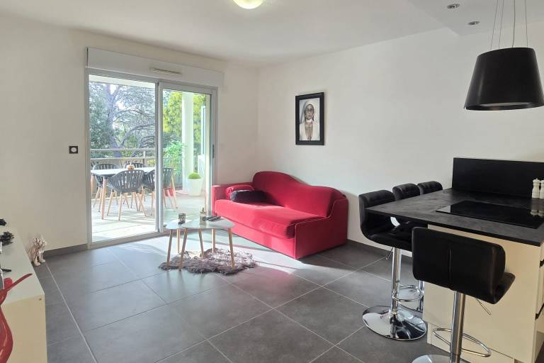 Apartment with garden, terrace & pool in Saint-Raphaël