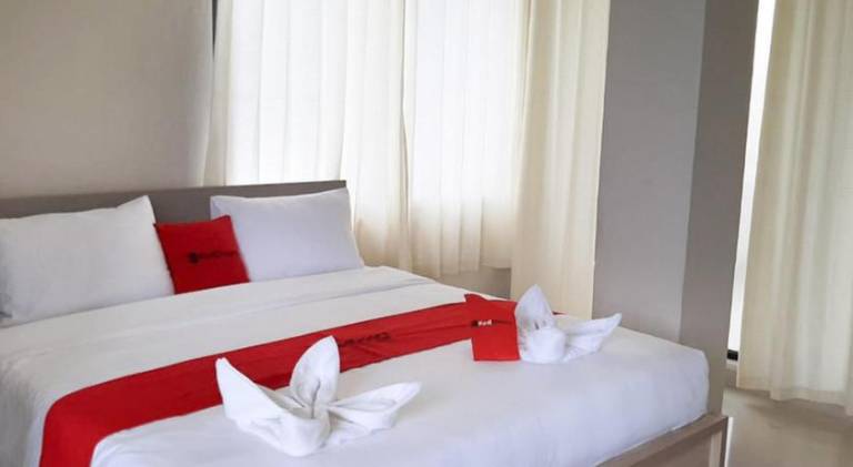 RedDoorz Plus Bitung City Center