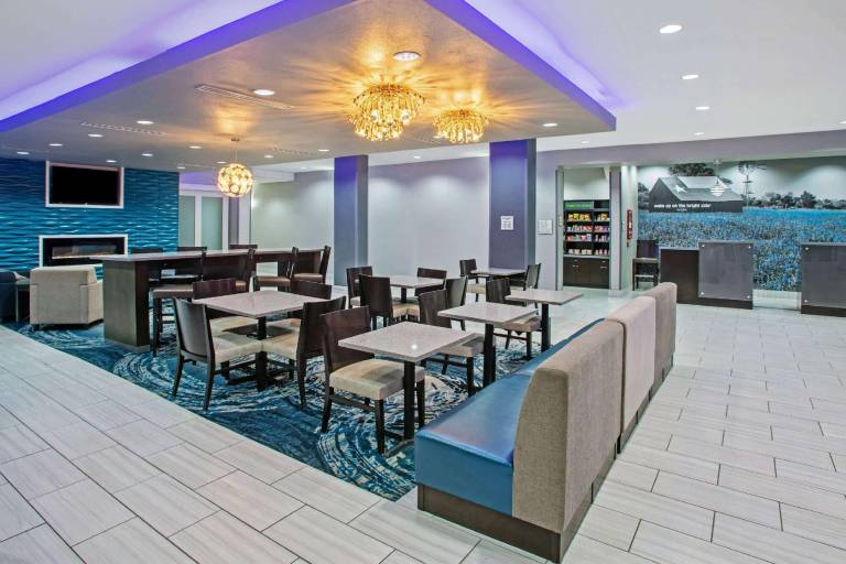 La Quinta Inn & Suites by Wyndham Victoria - South — photo 4