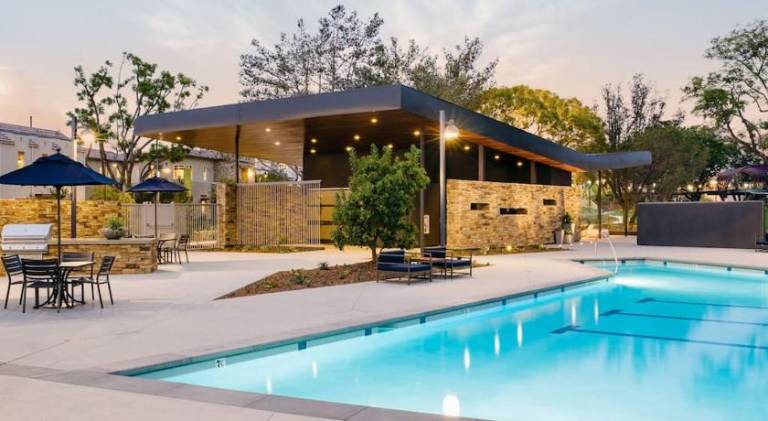 House with pool — photo 5
