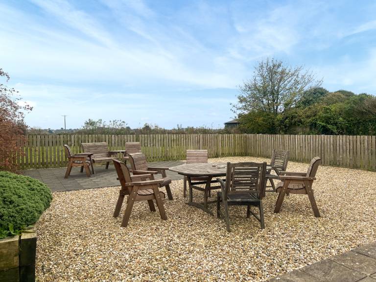 Cottage with barbeque & yard — photo 2