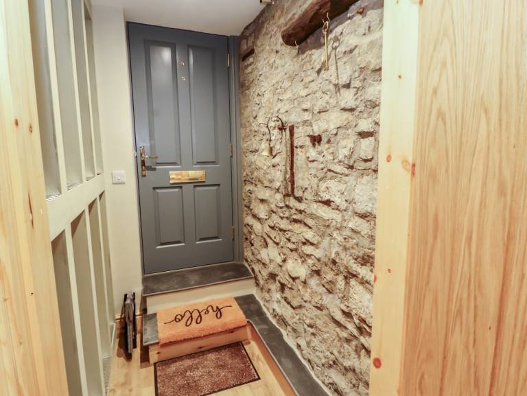 Cottage with yard — photo 2