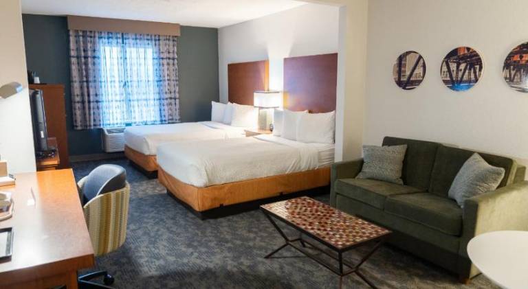 La Quinta Inn & Suites by Wyndham Bannockburn-Deerfield — photo 2