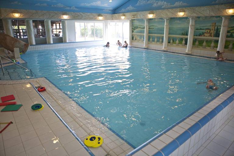 Bungalow with pool — photo 4