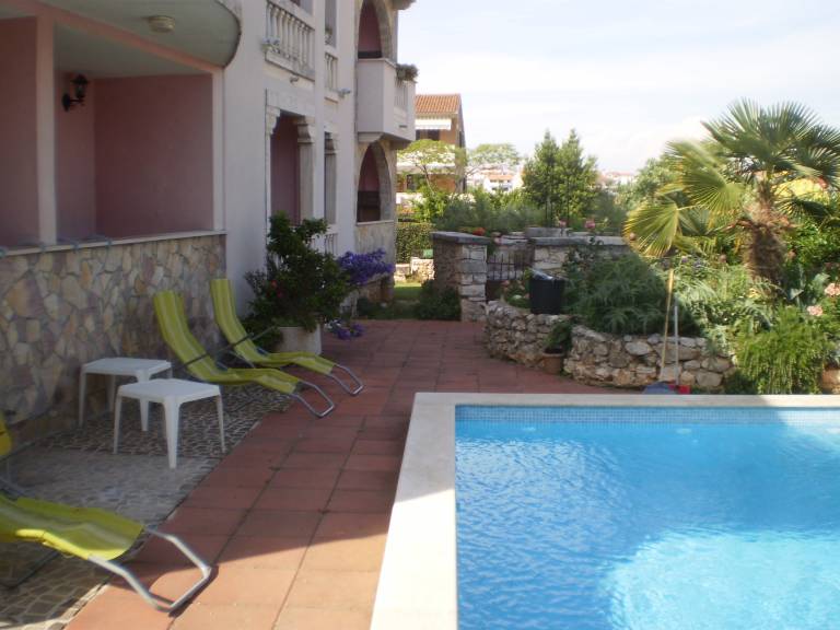 Rental apartment with garden, pool & grill in Rovinj