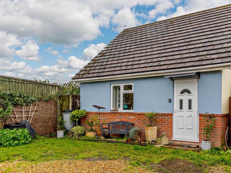 Vacation home with yard | Pet-friendly in Poole
