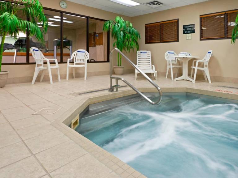 La Quinta Inn & Suites by Wyndham Garden City — photo 4
