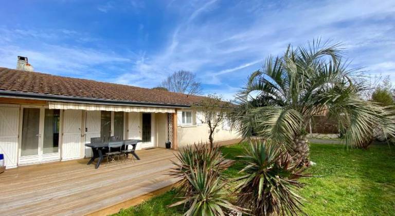 Rental apartment with patio in Gujan-Mestras