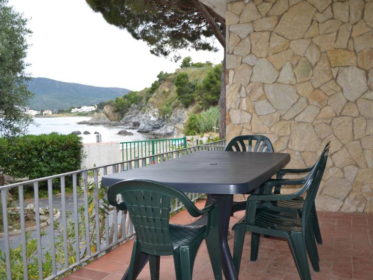 Rental apartment with 3 rooms for 6 persons in Llanca